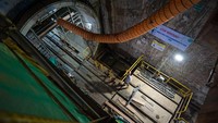 Selain itu dilakukan pula pekerjaan pengecoran dinding ventilation tower, hingga pemasangan jalur kabel stasiun. Foto: Dok. MRT Jakarta/Irwan Citrajaya