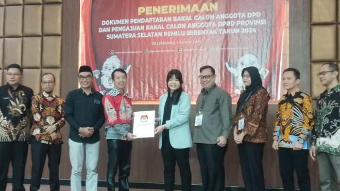 Ratu Tenny Leriva saat menyerahkan berkas pendaftaran balon anggota DPD RI ke KPU Sumsel. (Foto: Istimewa)