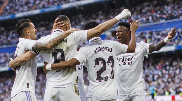 Real Madrids Karim Benzema, 2nd left, celebrates with team mates after scoring the opening goal during a Spanish La Liga soccer match between Real Madrid and Almeria at the Santiago Bernabeu stadium in Madrid, Spain, Saturday, April 29, 2023. (AP Photo/Pablo Garcia)