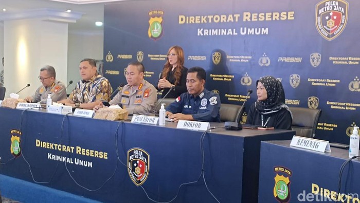 Rekening pelaku penembakan di kantor MUI sempat disorot karena ada mutasi janggal. Pihak keluarga menyatakan uang di rekening Mustopa berasal dari anak-anaknya. (Wildan NV/detikcom)