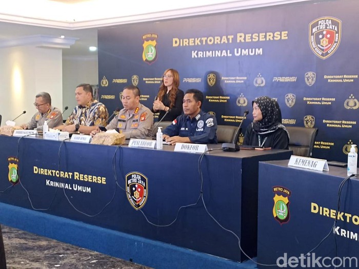 Rekening pelaku penembakan di kantor MUI sempat disorot karena ada mutasi janggal. Pihak keluarga menyatakan uang di rekening Mustopa berasal dari anak-anaknya. (Wildan NV/detikcom)