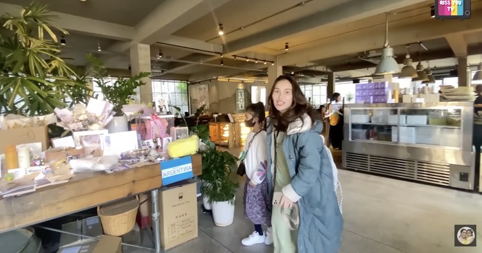 Review Kafe Jimin BTS di Busan, Ayu Ting Ting: Bukan Cuma Jual Nama!