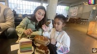Ditemani putrinya, Bilqis, Ayu Ting Ting mengulas cita rasa Rainbow Cake. Ia bilang rasanya enak dan tidak terlalu manis.