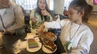 Lanjut mencicipi tiramisu, Ayu Ting Ting sampai kaget karena kenikmatannya. Sumpah (enak), udah gitu dingin lagi, katanya.