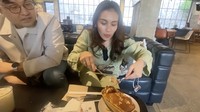 Roti chestnut menjadi makanan lain yang Ayu Ting Ting cicipi. Ia juga bilang enak, namun kini ia sudah mengurangi konsumsi roti sehingga memberi nilai paling rendah.