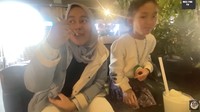 Selain Ayu Ting Ting, adiknya yaitu Syifa juga mengakui kelezatan kue di Magnate. Untuk rainbow cake, ia setuju kalau rasanya tidak terlalu manis.