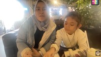 Ekspresi kaget juga terlihat di wajah Syifa saat cicip tiramisu cake. Ia bilang teksturnya lumer di mulut! 