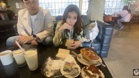 Mencicipi Vanilla Latte, Ayu Ting Ting bilang enak dan rasanya tidak bercanda. Bukan cuma jual nama, rasanya juga diutamakan, komentar ibu satu anak itu.