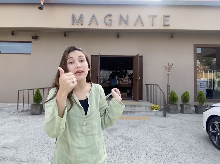 Review Kafe Jimin BTS di Busan, Ayu Ting Ting: Bukan Cuma Jual Nama!