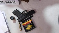 Air gun tersebut memiliki laras pendek dengan kelir hitam.