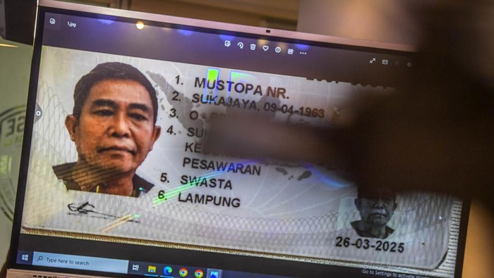 Direktur Reserse Kriminal Umum (Ditreskrimum) Polda Metro Jaya Kombes Pol Hengki Haryadi (kiri) menunjukan barang bukti pendorong peluru gas karbondioksida atau CO2 saat konferensi pers di gedung Ditreskrimum Polda Metro Jaya, Jakarta, Jumat (5/5/2023). Polda Metro Jaya menyatakan pelaku penembakan di gedung Majelis Ulama Indonesia (MUI) Pusat menggunakan senjata airgun jenis pistol model Glock 17 dan pelaku bukan merupakan jaringan teroris. ANTARA FOTO/Galih Pradipta/aww.