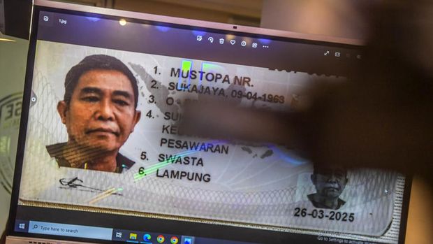Direktur Reserse Kriminal Umum (Ditreskrimum) Polda Metro Jaya Kombes Pol Hengki Haryadi (kiri) menunjukan barang bukti pendorong peluru gas karbondioksida atau CO2 saat konferensi pers di gedung Ditreskrimum Polda Metro Jaya, Jakarta, Jumat (5/5/2023). Polda Metro Jaya menyatakan pelaku penembakan di gedung Majelis Ulama Indonesia (MUI) Pusat menggunakan senjata airgun jenis pistol model Glock 17 dan pelaku bukan merupakan jaringan teroris. ANTARA FOTO/Galih Pradipta/aww.