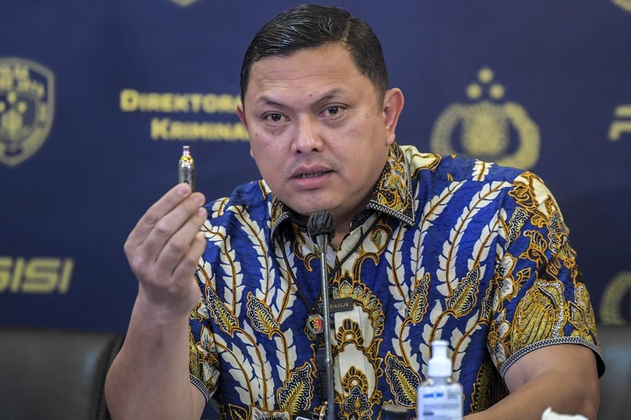 Direktur Reserse Kriminal Umum (Ditreskrimum) Polda Metro Jaya Kombes Pol Hengki Haryadi (kiri) menunjukan barang bukti pendorong peluru gas karbondioksida atau CO2 saat konferensi pers di gedung Ditreskrimum Polda Metro Jaya, Jakarta, Jumat (5/5/2023). Polda Metro Jaya menyatakan pelaku penembakan di gedung Majelis Ulama Indonesia (MUI) Pusat menggunakan senjata airgun jenis pistol model Glock 17 dan pelaku bukan merupakan jaringan teroris. ANTARA FOTO/Galih Pradipta/aww.