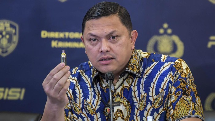 Direktur Reserse Kriminal Umum (Ditreskrimum) Polda Metro Jaya Kombes Pol Hengki Haryadi (kiri) menunjukan barang bukti pendorong peluru gas karbondioksida atau CO2 saat konferensi pers di gedung Ditreskrimum Polda Metro Jaya, Jakarta, Jumat (5/5/2023). Polda Metro Jaya menyatakan pelaku penembakan di gedung Majelis Ulama Indonesia (MUI) Pusat menggunakan senjata airgun jenis pistol model Glock 17 dan pelaku bukan merupakan jaringan teroris. ANTARA FOTO/Galih Pradipta/aww.