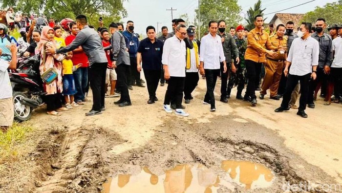 Rombongan Presiden bersama tiga menterinya tinjau jalan rusak di Lampung.