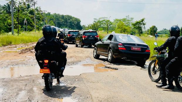 Ruas jalan pertama yang ditinjau Presiden Joko Widodo dalam kunjungan kerja ke Provinsi Lampung, Jumat 5 Mei 2023 pada pukul 10.30 WIB, adalah Jalan Terusan Ryacudu Kabupaten Lampung Selatan. (Dok: Laily Rachev Biro Pers Sekretariat Presiden)