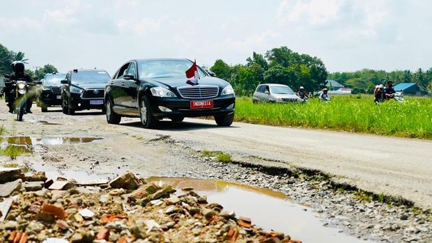 Ruas jalan pertama yang ditinjau Presiden Joko Widodo dalam kunjungan kerja ke Provinsi Lampung, Jumat 5 Mei 2023 pada pukul 10.30 WIB, adalah Jalan Terusan Ryacudu Kabupaten Lampung Selatan. (Dok: Laily Rachev Biro Pers Sekretariat Presiden) Ruas jalan pertama yang ditinjau Presiden Joko Widodo dalam kunjungan kerja ke Provinsi Lampung, Jumat 5 Mei 2023 pada pukul 10.30 WIB, adalah Jalan Terusan Ryacudu Kabupaten Lampung Selatan. (Dok: Laily Rachev Biro Pers Sekretariat Presiden)