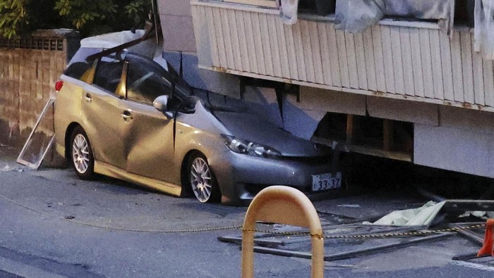 Gempa berkekuatan magnitudo (M) 6,5 mengguncang Jepang, Jumat (5/5/2023). Gempa mengakibatkan rumah ambruk menimpa mobil di kota Suzu, Ishikawa.