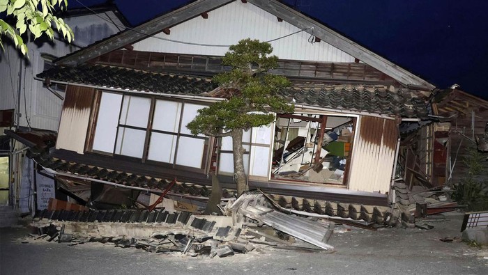 Gempa berkekuatan magnitudo (M) 6,5 mengguncang Jepang, Jumat (5/5/2023). Gempa mengakibatkan rumah ambruk menimpa mobil di kota Suzu, Ishikawa.