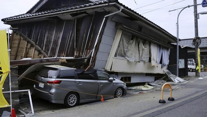 Gempa berkekuatan magnitudo (M) 6,5 mengguncang Jepang, Jumat (5/5/2023). Gempa mengakibatkan rumah ambruk menimpa mobil di kota Suzu, Ishikawa.