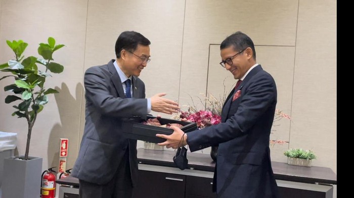 Untuk mempererat hubungan kerjasama dengan Korea Selatan, khususnya dalam bidang pariwisata dan ekonomi kreatif (parekraf), Menparekraf Republik Indonesia, Sandiaga Salahuddin Uno menyambangi Korea Selatan.