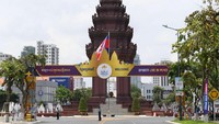 Petugas polisi berjaga di bawah gerbang jelang Pesta Olahraga Asia Tenggara (SEA Games) ke-32 di Phnom Penh. Kejuaraan ini secara resmi akan mulai dibuka pada hari Jumat, 5 Mei 2023. Namun untuk beberapa cabang olahraga seperti sepak bola, cricket, dan Catur sudah dimulai terlebih dahulu sejak tanggal 29 April 2023 dan turnamen ini akan diakhiri pada 17 Mei 2023 mendatang. Nhac Nguyen/AFP/Getty Images