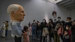 Ini Maurizio Cattelan, Si Seniman Pisang Dilakban yang Kontroversial