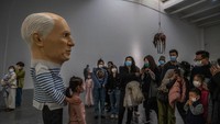 Karya-karya yang diciptakannya kerap satire dan jenaka.  Foto: Getty Images for Prada/Vittorio Zunino Celotto