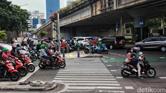 Serobot Lampu Merah dan Minimnya Keselamatan Berkendara Para pengendara menerobos lampu merah di perempatan Karet Bivak, Jakarta Pusat, Jumat (5/5/2023). Selain itu, sejumlah pengendara roda dua terlihat berkendara tanpa helm dan mengabaikan keselamatan. Pemandangan ini terlihat hampir setiap hari pada jam pulang kerja sekitar pukul 17.00 WIB dari arah Manggarai menuju Palmerah.
