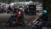 Ada juga pengendara yang menerobos lampu merah.