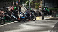 Aksi ini akan membayakan diri sendiri dan pengendara lainnya.