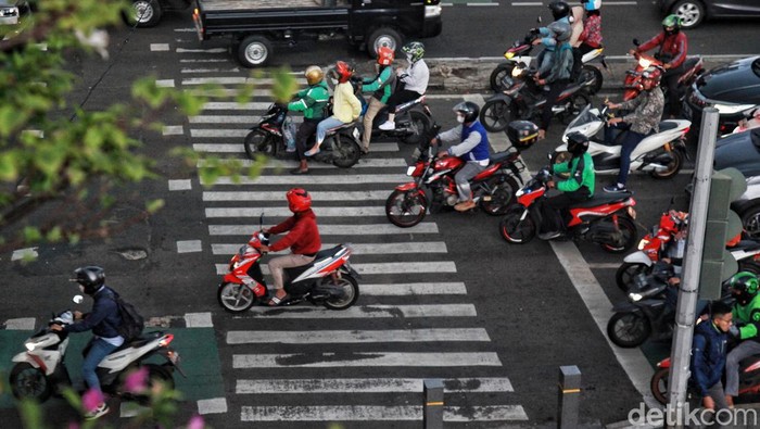 Para pengendara menerobos lampu merah di perempatan Karet Bivak, Jakarta Pusat, Jumat (5/5/2023). Selain itu, sejumlah pengendara roda dua terlihat berkendara tanpa helm dan mengabaikan keselamatan. Pemandangan ini terlihat hampir setiap hari pada jam pulang kerja sekitar pukul 17.00 WIB dari arah Manggarai menuju Palmerah.