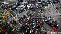 Pengendara sepeda motor yang tak tertib berlalulintas terpantau di perampatan Karet Bivak, Jakarta Pusat, Jumat (5/5/2023) sekitar pukul 17.00 WIB.
