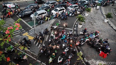 Jangan Ditiru! Pemotor Serobot Lampu Merah di Perempatan Karet Bivak