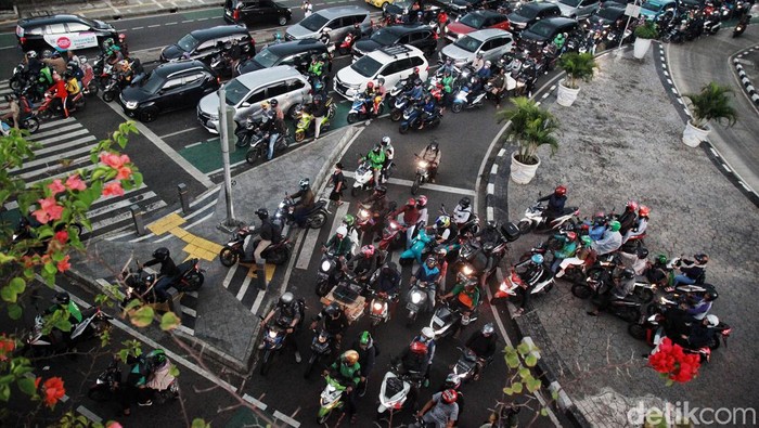 Serobot Lampu Merah dan Minimnya Keselamatan Berkendara Para pengendara menerobos lampu merah di perempatan Karet Bivak, Jakarta Pusat, Jumat (5/5/2023). Selain itu, sejumlah pengendara roda dua terlihat berkendara tanpa helm dan mengabaikan keselamatan. Pemandangan ini terlihat hampir setiap hari pada jam pulang kerja sekitar pukul 17.00 WIB dari arah Manggarai menuju Palmerah.