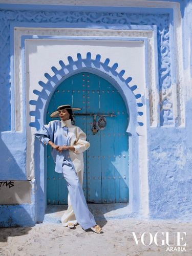 Setelah pensiun tiga tahun, Halima kini kembali ke dunia mode dan tampil sebagai model sampul majalah Vogue Arabia. Setelah pensiun tiga tahun, Halima kini kembali ke dunia mode dan tampil sebagai model sampul majalah Vogue Arabia.