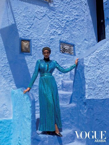 Setelah pensiun tiga tahun, Halima kini kembali ke dunia mode dan tampil sebagai model sampul majalah Vogue Arabia. Setelah pensiun tiga tahun, Halima kini kembali ke dunia mode dan tampil sebagai model sampul majalah Vogue Arabia.