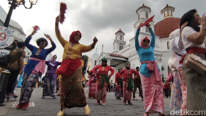 Suasana Parade sarung Kota Lama Semarang, Jumat (5/5/2023).