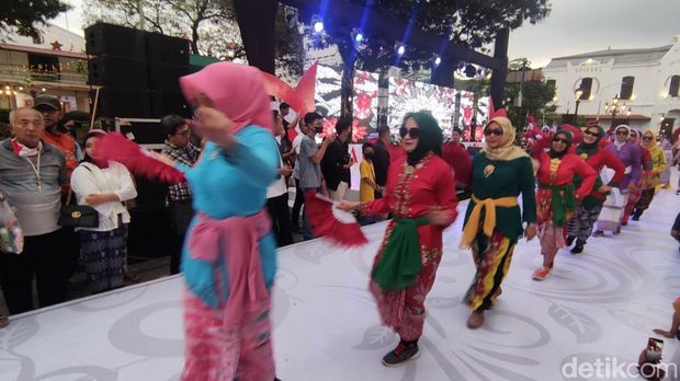 Suasana Parade sarung Kota Lama Semarang, Jumat (5/5/2023).