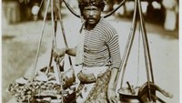Kalau ini, potret lawas penjual soto Surabaya yang fotonya diambil kira-kira di tahun 1885. Penjual soto ini dikabarkan berasal dari Madura. Foto: Pool/Site