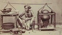 Masih menggunakan peralatan sederhana dan pastinya tradisional. Foto penjual soto yang satu ini diambil di tahun 1870. Foto: Pool/Site