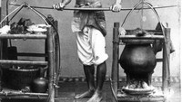 Jakarta yang dulu dikenal sebagai Batavia, sudah populer dengan kuliner soto Betawinya. Ini potret penjual soto Betawi di tahun 1870. Foto: Pool/Site