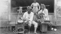 Di tahun 1930, pedagang soto juga sudah banyak di Jawa. Seperti foto penjual soto keliling ini yang tengah sibuk melayani pembeli. Foto: Pool/Site