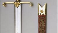Pedang Persembahan dibuat pada tahun 1820, dan memiliki bilah baja, dipasang dengan emas dan bertatahkan permata, yang membentuk mawar, daun ek, biji pohon ek, dan kepala singa. Pedang itu memiliki sarung kulit berlapis emas. Pedang ini pertama kali digunakan pada Penobatan Raja George IV. Foto: (Dokumentasi Kerajaan Inggris - repro via royal.uk)