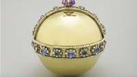 Sovereigns Orb terbuat dari emas pada abad ketujuh belas, dan dibagi menjadi tiga bagian dengan pita permata, untuk masing-masing dari tiga benua yang dikenal pada periode abad pertengahan. Representasi dari kekuatan berdaulat dan melambangkan dunia Kristen. Foto: (Dokumentasi Kerajaan Inggris - repro via royal.uk)