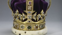 Mahkota St Edward akan digunakan untuk memahkotai Raja Charles III di Westminster Abbey pada 6 Mei sesuai tradisi sebelumnya. Mahkota tersebut dibuat untuk Raja Charles II pada tahun 1661, sebagai pengganti mahkota abad pertengahan yang telah dilebur pada tahun 1649. Mahkota aslinya diperkirakan berasal dari santo kerajaan abad kesebelas, Edward The Confessor – Raja AngloSaxon terakhir dari Inggris. Mahkota tersebut dibuat Crown Jeweller, Robert Vyner, pada tahun 1661. Mahkota diatapi dengan bola dan salib, melambangkan dunia Kristen, dan terdiri dari bingkai emas padat dengan batu rubi, batu kecubung, safir, garnet, topas, dan turmalin. Mahkotanya memiliki topi beludru dengan pita cerpelai. Mahkota St Edward dikenakan oleh Ratu Elizabeth II pada Penobatan pada tahun 1953. Mahkota tersebut telah dipindahkan dari Menara London untuk memungkinkan pekerjaan perbaikan menjelang Penobatan. Foto: (Dokumentasi Kerajaan Inggris - repro via royal.uk)