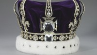 Mahkota Ratu Mary telah dipilih oleh Permaisuri untuk Penobatan, menandai contoh pertama di zaman modern dari mahkota yang ada digunakan untuk Penobatan Permaisuri. Menjelang Penobatan, perubahan kecil dan penambahan Mahkota Ratu Mary sedang dilakukan, seperti dimasukkannya berlian Cullinan III, IV dan V yang merupakan bagian dari koleksi perhiasan pribadi Ratu Elizabeth II selama bertahun-tahun. Desainnya terinspirasi oleh Mahkota Ratu Alexandra tahun 1902. Seperti Mahkota Ratu Alexandra, mahkota ini dapat dikenakan tanpa lengkungan dalam bentuk lingkaran, yang dikenakan Ratu Mary untuk Penobatan putranya, Raja George VI, pada tahun 1937.Foto: (Dokumentasi Kerajaan Inggris - repro via royal.uk)