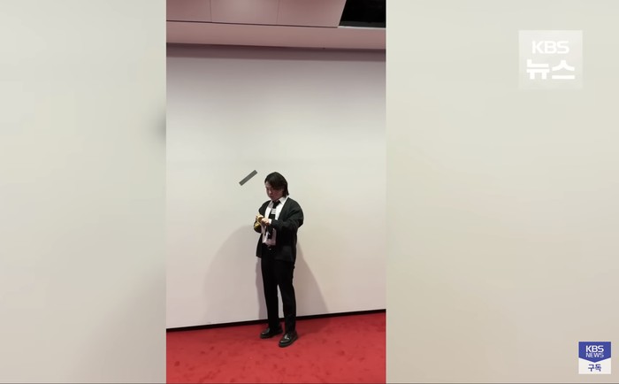 Tangkapan Layar Mahasiswa Seoul Makan Karya Seni 'Pisang Dilakban' Tangkapan Layar Mahasiswa Seoul Makan Karya Seni 'Pisang Dilakban'