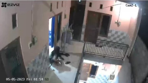 Tangkapan layar rekaman CCTV dugaan pelecehan terhadap seorang mahasiswi oleh oknum dosen di Buleleng, Bali.