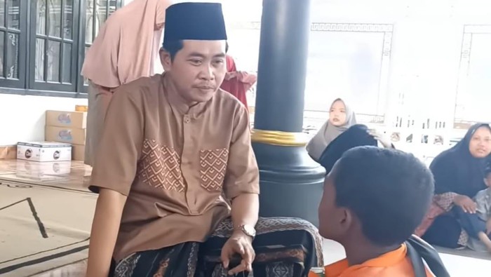 Tangkapan layar video kedekatan Kiai Anwar Zahid dengan Farhan Abimanu sang Bocah Pertalite